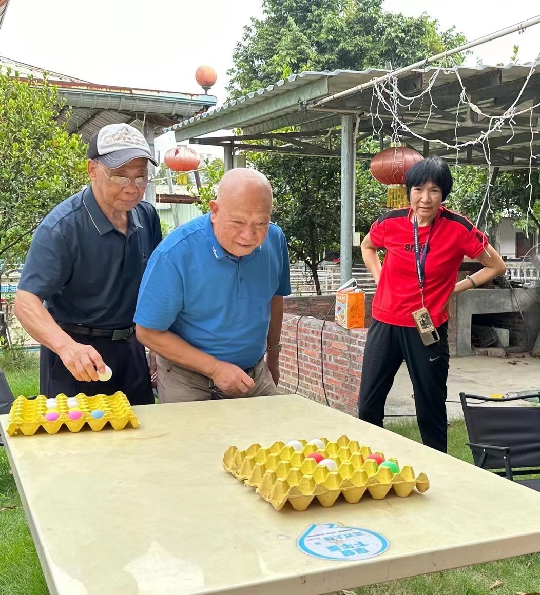 2圖為：長者認真體驗游戲環節.jpg