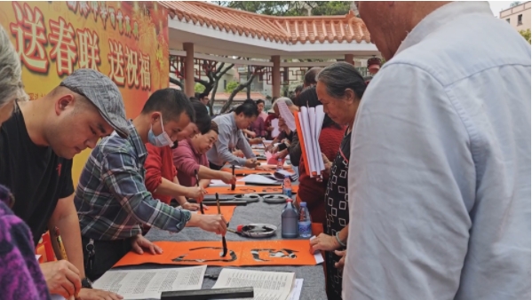 年味漸濃 厚街書法愛好者為市民寫春聯送祝福.jpg