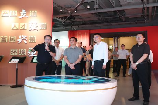 小欖鎮黨政代表團一行來到長安鎮“百千萬工程”展示館，了解長安鎮“百千萬工程”推進情況。 麥偉強攝 (1)_結果.jpg