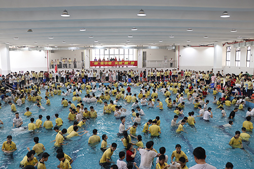 5【標題】初三學子摸魚減壓迎戰中考.JPG